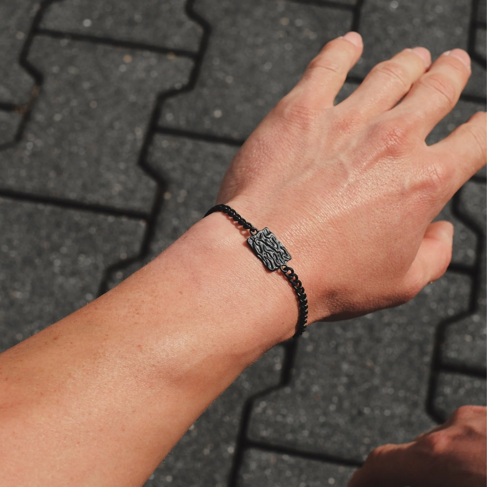 K12 - BLACK WAVY BRACELET - Image 3